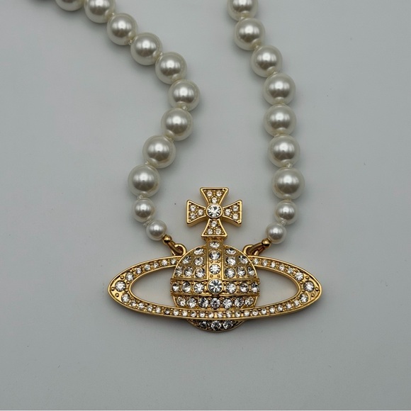 VIVIENNE WESTWOOD PEARL SATURN ORB NECKLACE – GOLD TONE & CRYSTAL - Picture 3 of 7